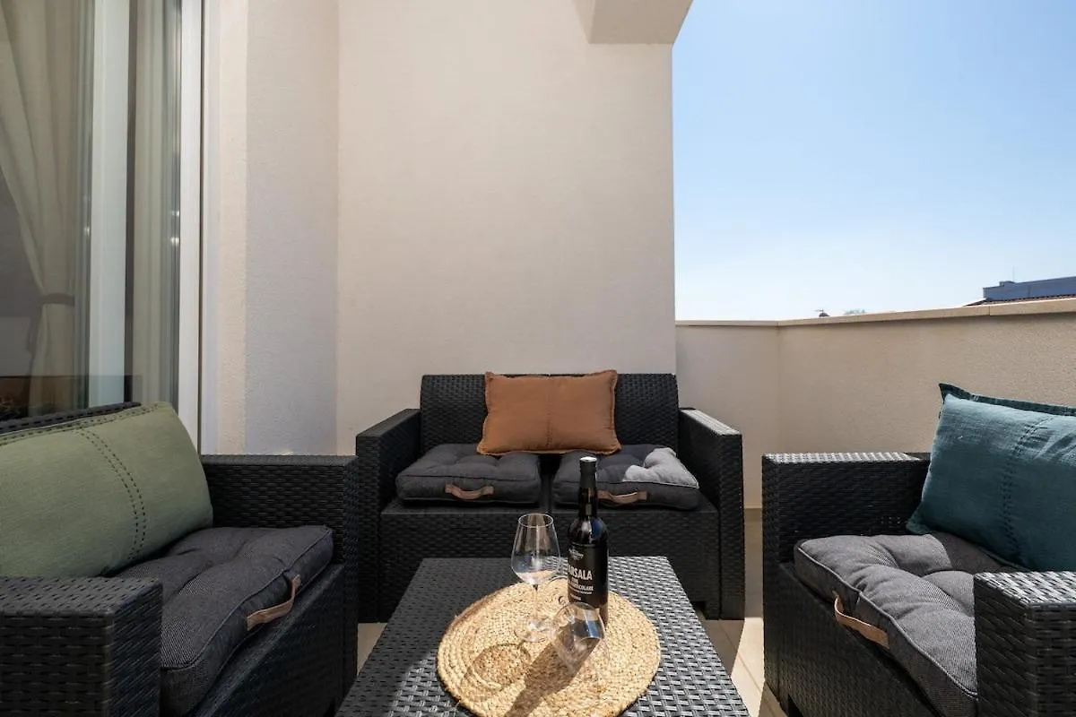 Apartment Grey Μεντουλίν 0*,