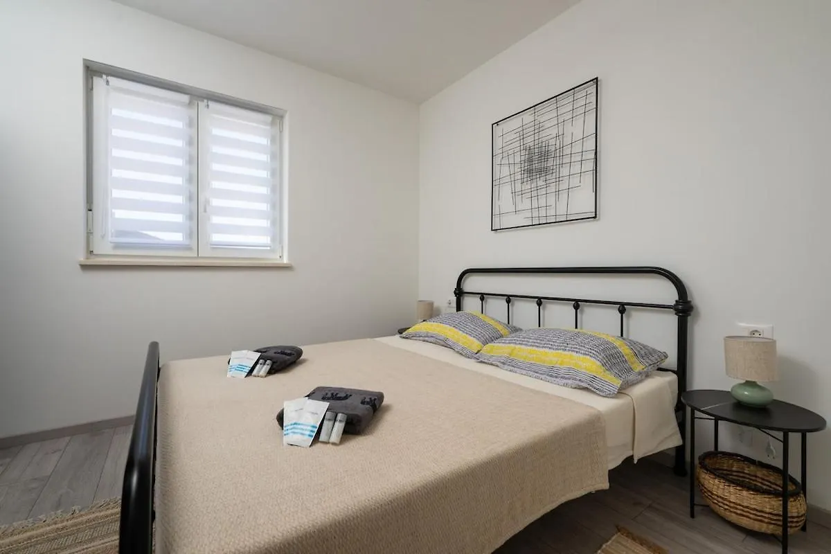 Apartment Grey Μεντουλίν