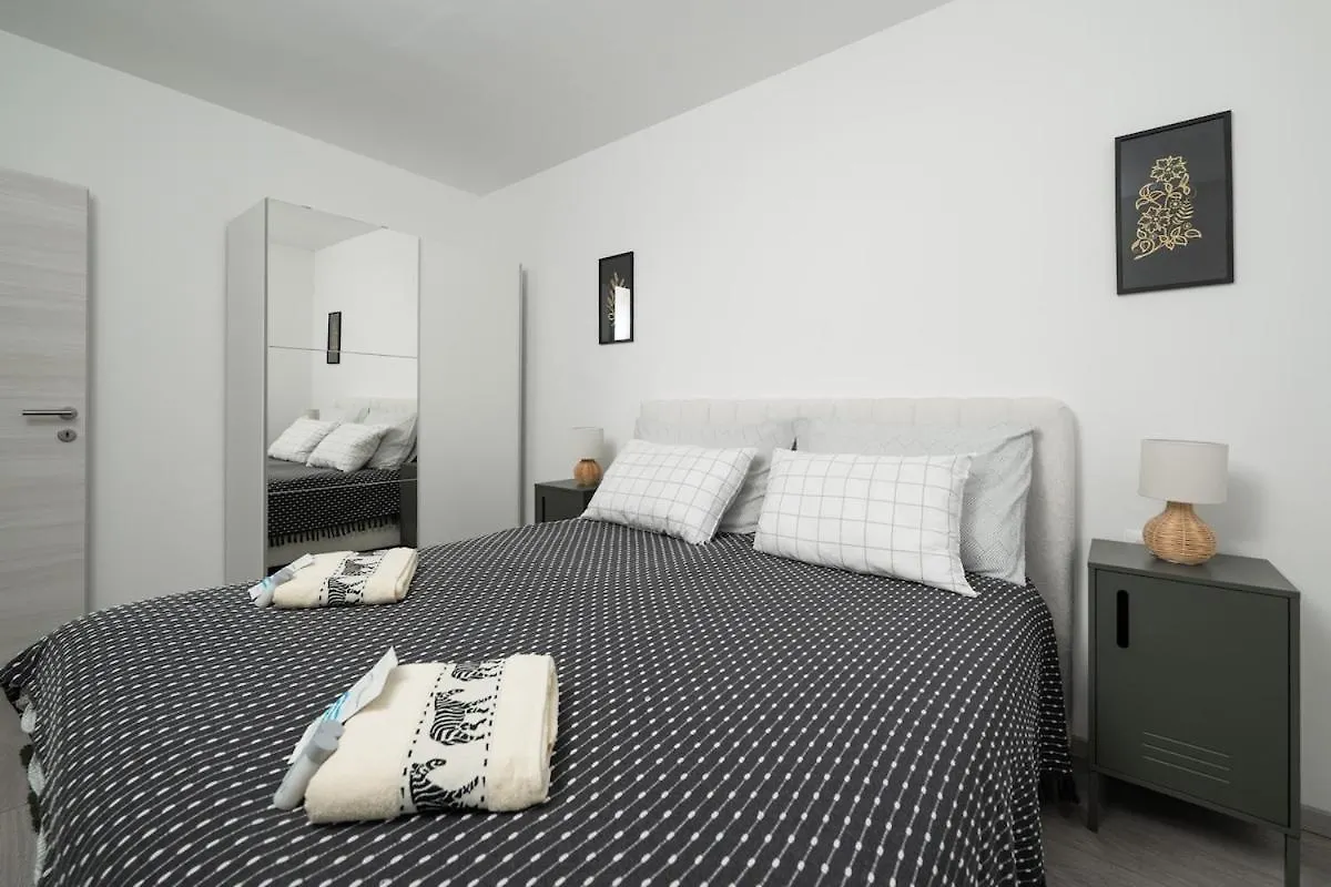 Apartment Grey Μεντουλίν