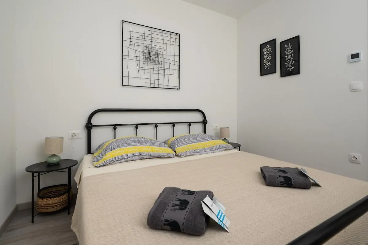 Apartment Grey Μεντουλίν